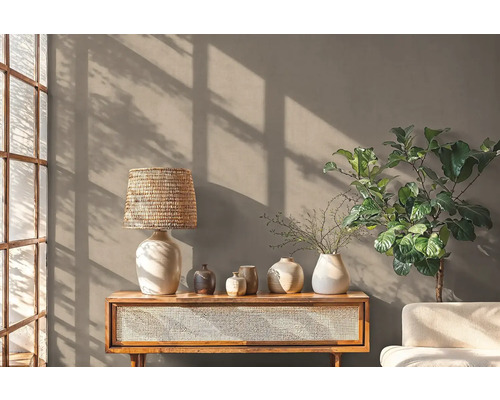 Decoratieve woonkamer met lamp, planten en dressoir