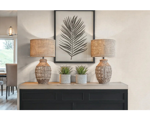 Twee tafellampen met decoratie op een kast