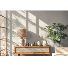 Lichte woonkamer met console, lamp, vazen en kamerplant