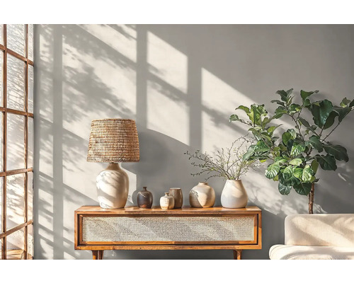 Lichte woonkamer met console, lamp, vazen en kamerplant