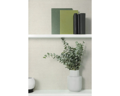 Boeken op een plank en eucalyptus in een vaas