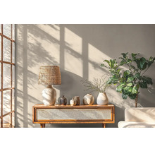 Woonkamer met lamp, vazen, plant en houten dressoir