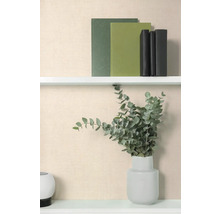 Decoratieve plank met boeken en eucalyptus in vaas