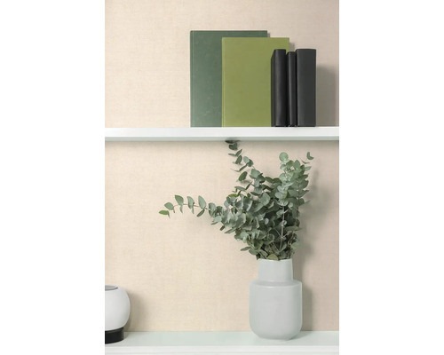 Decoratieve plank met boeken en eucalyptus in vaas