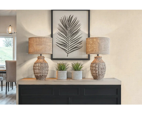 Decoratief interieur met twee lampen, twee potplanten en een ingelijste plantenafbeelding op een kast.