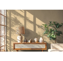Decoratief interieur met tafellamp, vazen, plant en houten console