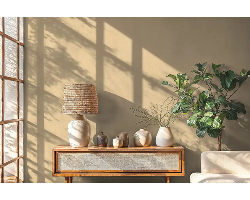 Decoratief interieur met tafellamp, vazen, plant en houten console