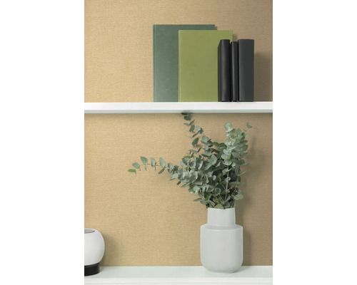 Decoratieve boeken en eucalyptus takken in een vaas op een plank