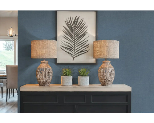 Twee tafellampen met geweven lampenkappen op een dressoir met decoratie