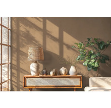 Woonkamer met houten tafel, lamp, diverse vazen en kamerplant