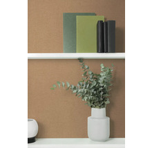 Decoratieve plankenscène met boeken en eucalyptus in vaas