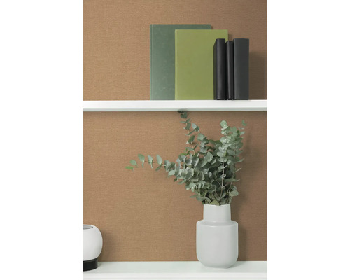 Decoratieve plankenscène met boeken en eucalyptus in vaas