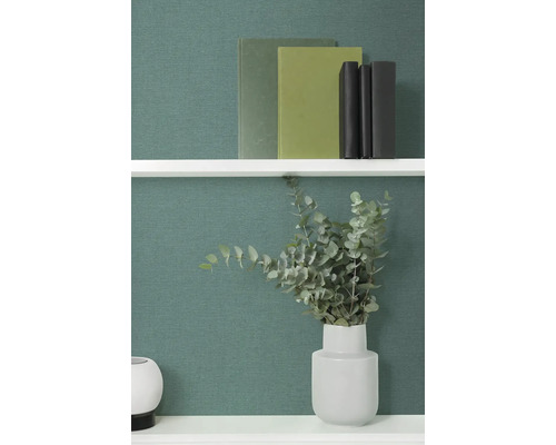 Wandplank met boeken en eucalyptus in vaas