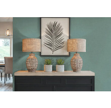 Decoratief interieur met twee lampen, planten en een foto op een kast