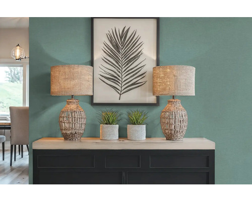 Decoratief interieur met twee lampen, planten en een foto op een kast