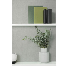 Decoratieve plank met boeken en een vaas met eucalyptus