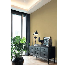 Woonkamer met zwart dressoir, lamp, decoratie en kamerplant