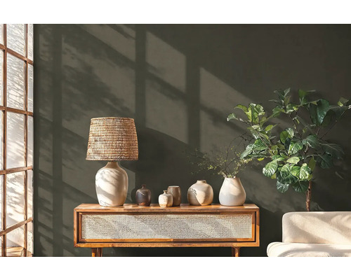 Decoratieve scène met lamp, vazen, commode en kamerplant voor een wand