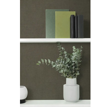 Plank met boeken en vaas met eucalyptus