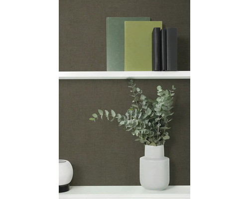 Plank met boeken en vaas met eucalyptus