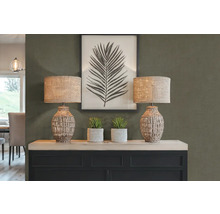 Twee tafellampen met planten en een ingelijste bladfoto op een kast