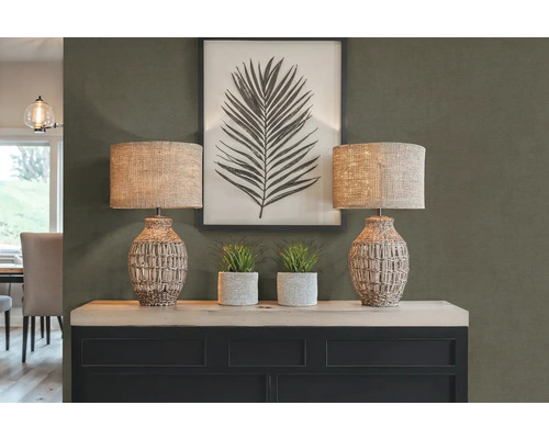 Twee tafellampen met planten en een ingelijste bladfoto op een kast