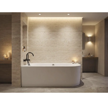 Badkamer met ligbad, kraan, planken en verlichting