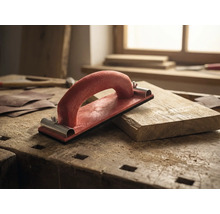 Handschuurblok met handvat op werkbank