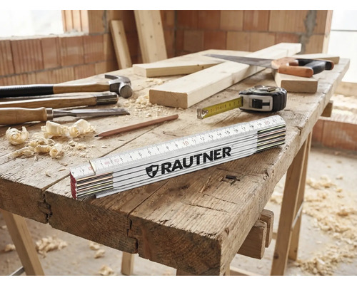 Werkbank met hamer, steekbeitel, duimstok van het merk Rautner, potlood, houtwol, zaag en meetlint
