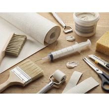 Gereedschap en materialen voor behangwerk op een tafel