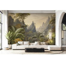 Woonkamer met fotobehang van een tropisch berglandschap met palmbomen, lichte bank en zwarte salontafel.