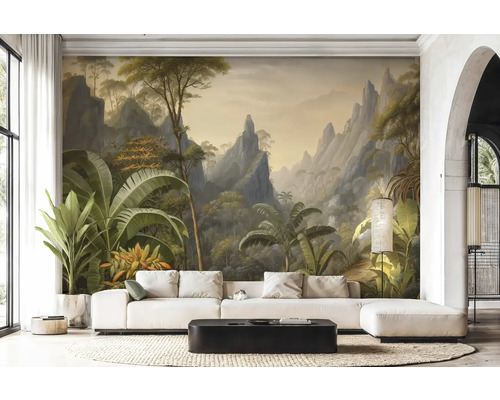 Woonkamer met fotobehang van een tropisch berglandschap met palmbomen, lichte bank en zwarte salontafel.