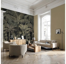 Moderne woonkamer met fotobehang met palmmotief, lichte gestoffeerde meubels, houten tafel en visgraatparketvloer.