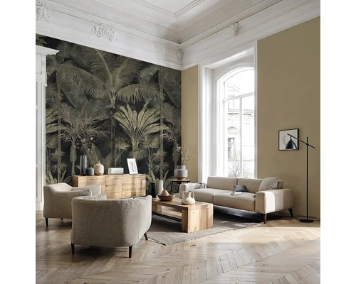 Moderne woonkamer met fotobehang met palmmotief, lichte gestoffeerde meubels, houten tafel en visgraatparketvloer.