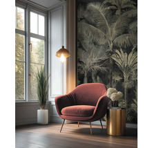 Woonkamer met tropisch palmboom behang, roestkleurige fauteuil met gouden poten, gouden bijzettafel en een kamerplant bij het raam.
