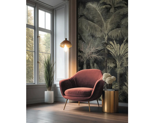 Woonkamer met tropisch palmboom behang, roestkleurige fauteuil met gouden poten, gouden bijzettafel en een kamerplant bij het raam.