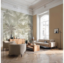 Lichte woonkamer met groot fotobehang met palmenmotief, bank, fauteuils, houten meubels en visgraatparket.