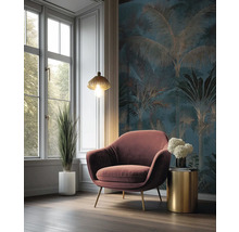 Modern interieur met fotobehang met palmenpatroon, fluwelen fauteuil, gouden bijzettafel en groot raam.