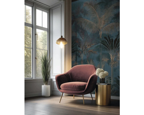 Modern interieur met fotobehang met palmenpatroon, fluwelen fauteuil, gouden bijzettafel en groot raam.