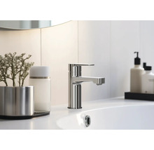 Moderne badkamer met een wastafel en een metalen kraan.