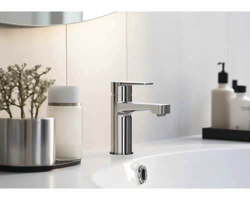 Moderne badkamer met een wastafel en een metalen kraan.
