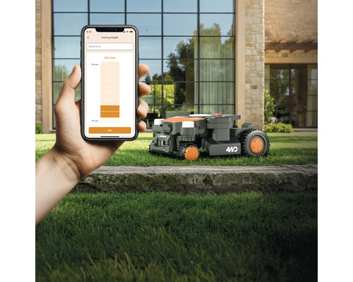 Robotmaaier in gebruik, bediend via smartphone-app om de maaihoogte in te stellen