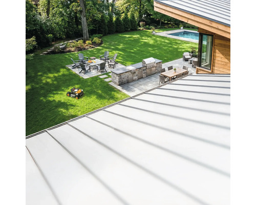 Overzicht van een tuin met barbecueplaats, zithoek en robotmaaier.