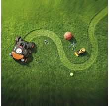 Bovenaanzicht van een gazon met een robotmaaier, een basketbal, een speelgoedmachine, een tuinschaar, een tennisbal, een bril en sleutels