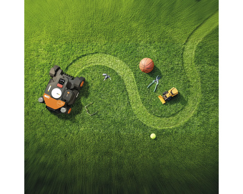 Bovenaanzicht van een gazon met een robotmaaier, een basketbal, een speelgoedmachine, een tuinschaar, een tennisbal, een bril en sleutels