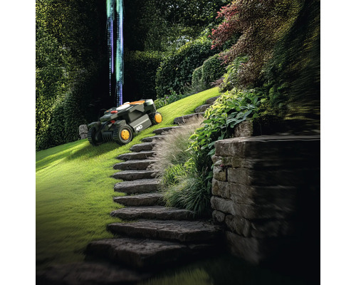 Scene met een robotmaaier op een groen gazon naast een stenen trap