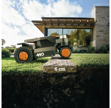 Een robotmaaier overschrijdt een stoeprand van 6 centimeter.