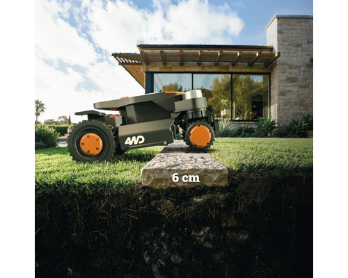 Een robotmaaier overschrijdt een stoeprand van 6 centimeter.
