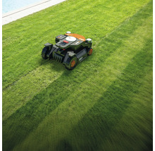 Een robotmaaier maait een gazon.