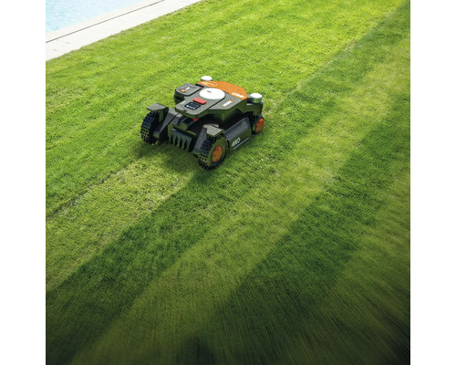 Een robotmaaier maait een gazon.